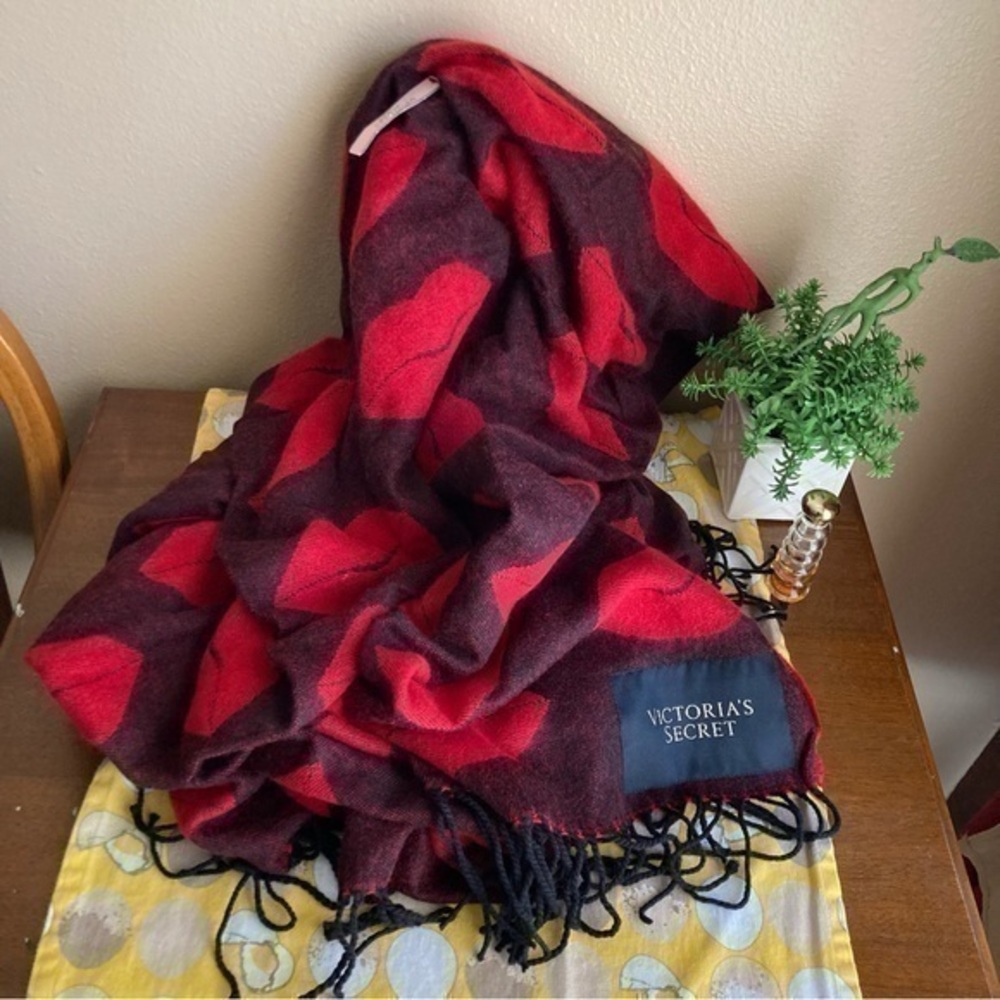 Victoria’s Secret NWT reversible kissy lips throw blanket